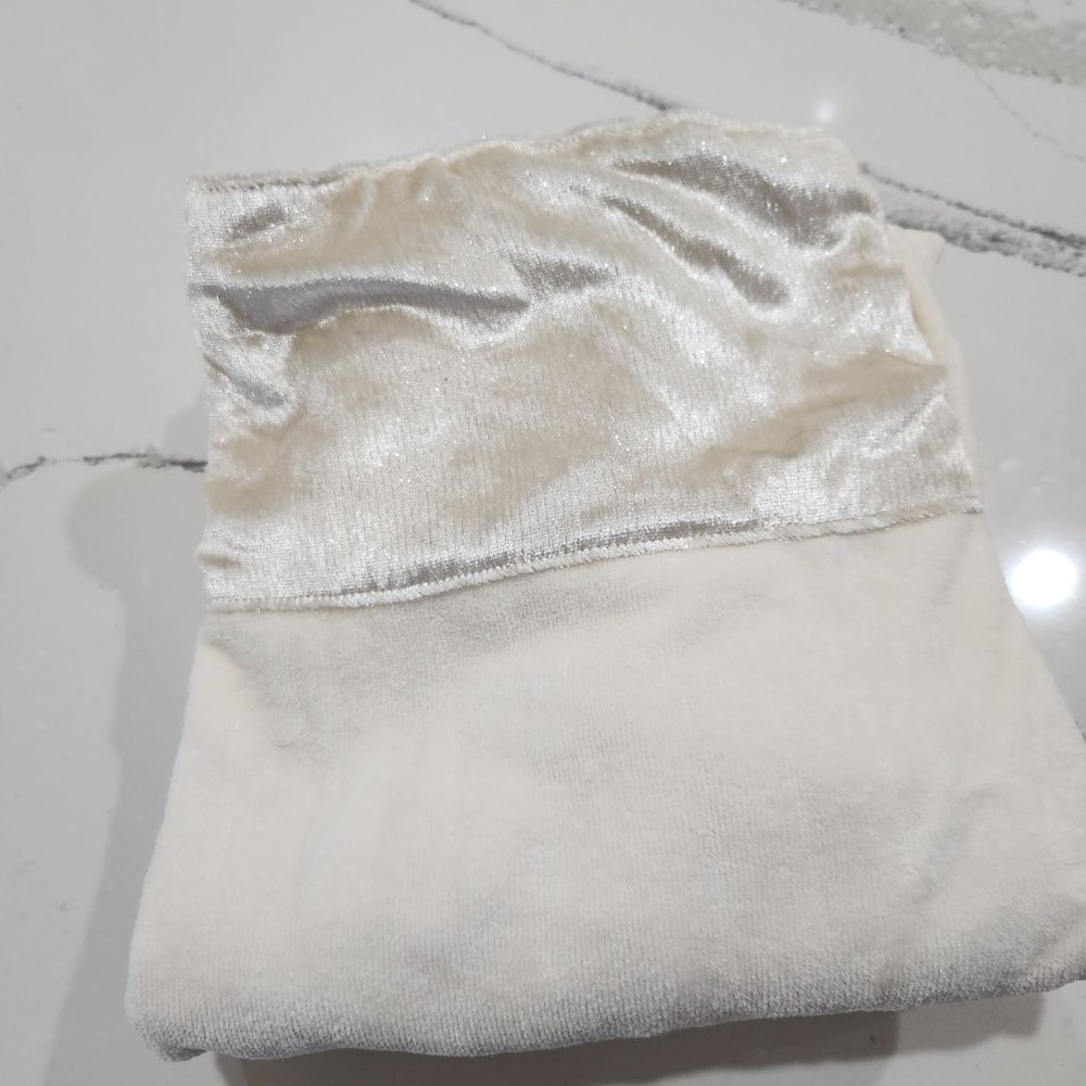 J Queen Cream Towels with Shiny Trim NWOT